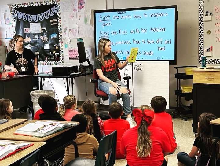 FCCLA member Madison Gilliam reads to elementary students during Read Across America. 