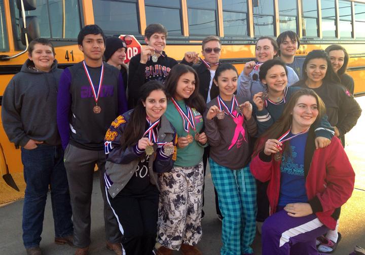 The+speech+and+debate+team+shows+off+their+medals+before+heading+home+from+a+practice+meet+in+Gladewater.+