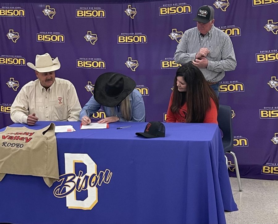 Senior+Katy+Webb+signs+with+TVCC+to+rodeo+while+her+future+coach+and+her+parents+look+on.+She+was+the+fourth+senior+to+sign+to+compete+in+college.+