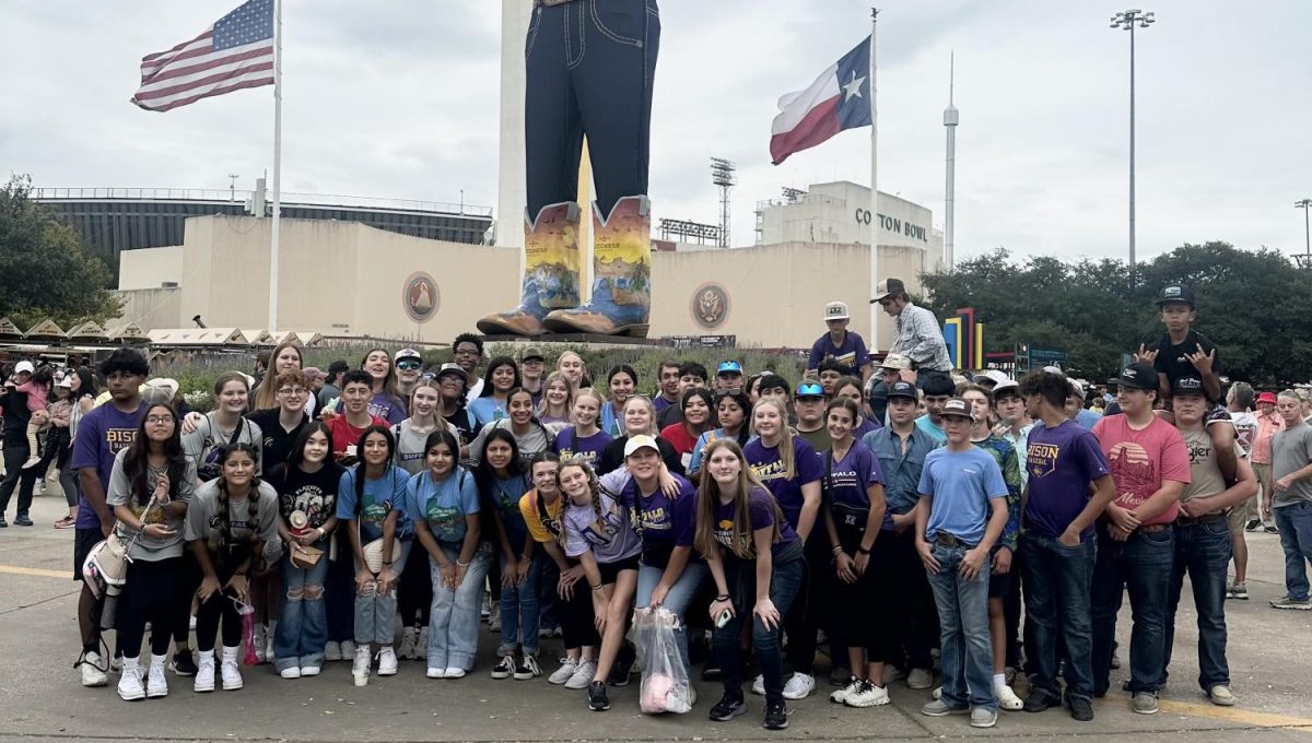 Students+gathered+for+a+group+pic+after+enjoying+a+day+at+the+State+Fair+of+Texas.+